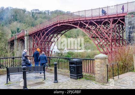 Una vista del ponte di ferro che attraversa il fiume Severn a Ironbridge nello Shropshire, Regno Unito Foto Stock