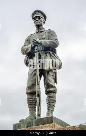 Monumento commemorativo di guerra a Ironbridge in Shropshire, Regno Unito, con una scultura in brinze di un soldato per ricordare coloro che sono morti durante la Grande Guerra Foto Stock
