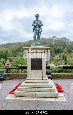 Monumento commemorativo di guerra a Ironbridge in Shropshire, Regno Unito, con una scultura in brinze di un soldato per ricordare coloro che sono morti durante la Grande Guerra Foto Stock