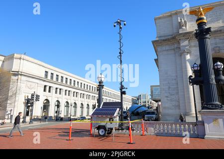 Un'unità di sorveglianza mobile alimentata a energia solare della polizia Amtrak situata al di fuori della Union Station a Washington DC. videocamera di sicurezza wireless e streaming live Foto Stock