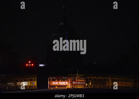 Nuova Delhi, India. 25th Mar, 2023. Vista di Rashtrapati Bhawan South e North Block dopo che le sue luci sono state spente per un'ora segnando ''Earth Hour'' per risparmiare energia, a Nuova Delhi, il 25th marzo 2023. (Credit Image: © Arnav Kaushik/Pacific Press via ZUMA Press Wire) SOLO PER USO EDITORIALE! Non per USO commerciale! Foto Stock