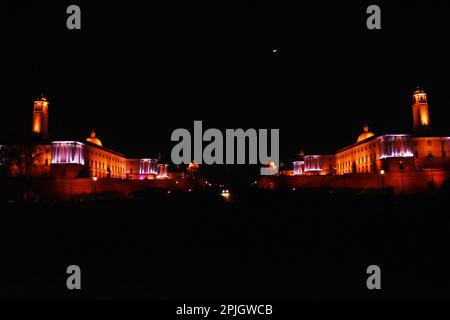 Nuova Delhi, India. 25th Mar, 2023. Vista di Rashtrapati Bhawan South e North Block dopo che le sue luci sono state spente per un'ora segnando ''Earth Hour'' per risparmiare energia, a Nuova Delhi, il 25th marzo 2023. (Credit Image: © Arnav Kaushik/Pacific Press via ZUMA Press Wire) SOLO PER USO EDITORIALE! Non per USO commerciale! Foto Stock