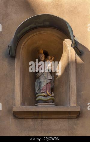 Scultura di Maria immaculata con Gesù Bambino in una nicchia in una casa residenziale, Jakob Fugger Siedlung, Augusta, Baviera, Germania, Europa Foto Stock