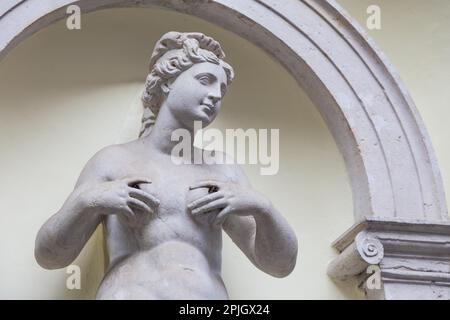 300 anni statua di abbondanza in un parco italiano, senza la necessità di rilasciare Foto Stock