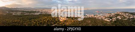 Vista aerea, atmosfera serale, castello rotondo di Castell de Bellver, vista sulla città di Palma di Maiorca, Maiorca, Spagna Foto Stock