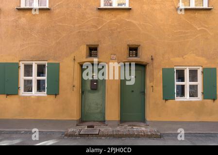 Due porte d'ingresso delle case residenziali nel Jakob Fugger Siedlung, il più antico insediamento sociale del mondo, 16th ° secolo, Augusta, Baviera, Ger Foto Stock