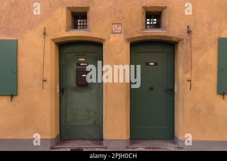 Due porte d'ingresso delle case residenziali nel Jakob Fugger Siedlung, il più antico insediamento sociale del mondo, 16th ° secolo, Augusta, Baviera, Ger Foto Stock