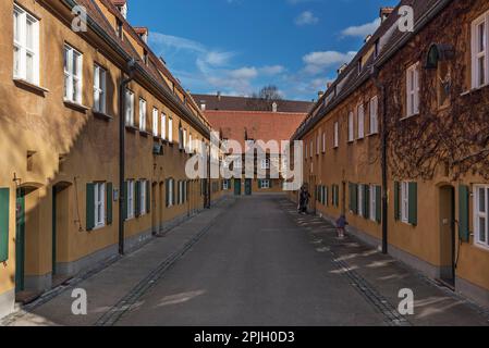 Case residenziali nel Jakob Fugger Settlement, il più antico insediamento sociale del mondo, 16th ° secolo, Augusta, Baviera, Germania, Europa Foto Stock