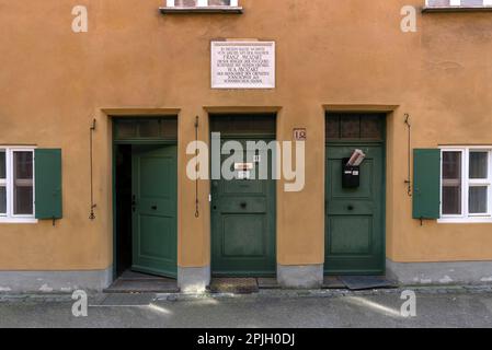 Tre porte d'ingresso delle case residenziali nel Jakob Fugger Siedlung, il più antico insediamento sociale del mondo, 16th ° secolo, Augusta, Baviera, G. Foto Stock