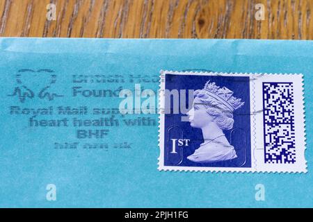 Royal Mail prima classe Elizabeth II francobollo con codice QR, su una busta e affrancato mostrando Royal Mail supporta le associazioni di beneficenza e le cause di beneficenza Foto Stock