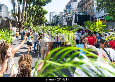 Salvador, Bahia, Brasile - Abril 02, 2023: Gli adoratori cattolici hanno fatto ondare rami di palma durante la messa della domenica delle Palme a Salvador, Bahia. Foto Stock