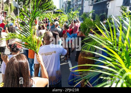 Salvador, Bahia, Brasile - Abril 02, 2023: Gli adoratori cattolici hanno fatto ondare rami di palma durante la messa della domenica delle Palme a Salvador, Bahia. Foto Stock