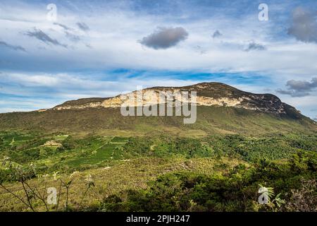 Vista panoramica con montagne tra Ibicoara e Mucuge nel Parco Nazionale della Chapada Diamantina, Bahia, Brasile Foto Stock