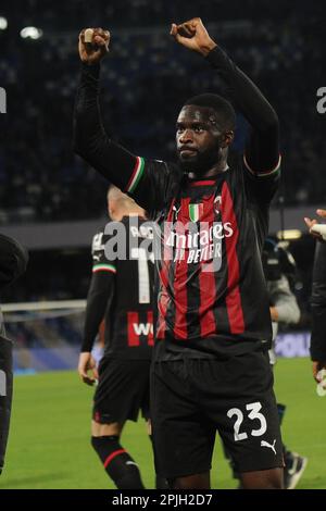 Napoli, Italia. 02nd Apr, 2023. Figayo Tomori dell'AC Milan durante la Serie Un match tra SSC Napoli vs AC Milan allo stadio Diego Armando Maradona Credit: Live Media Publishing Group/Alamy Live News Foto Stock