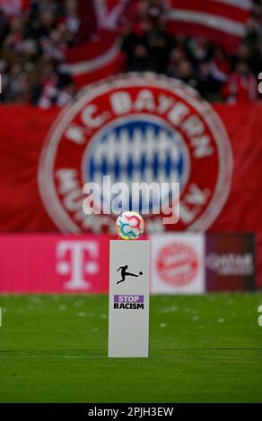 Match ball Adidas Derbystar sul piedistallo di fronte al logo FC Bayern Monaco, STOP RAZZISM campaign, German Classico FC Bayern Monaco FCB vs Borussia Foto Stock