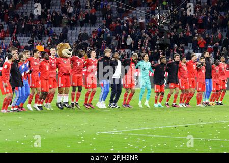 MONACO di BAVIERA, Germania - 01. 2023 APRILE: I giocatori di FcBayern festeggiano la vittoria 4:2 sul rivale più duro della Bundesliga. 27 Yann SOMMER, FCB Keeper, 2 Dayot UPAMECANO, 4 Matthijs de LIGT, 5 Benjamin PAVARD, 6 Joshua KIMMICH, 8 Leon GORETZKA, 10 Leroy SANƒ, Sane, 11 Kingsley COMAN, 13 Eric Maxim CHOUPO-MOTING, 19 Alphonso DAVIES, 25 Thomas MUELLER, MŸller, 7 Serge GNABRY, 17 Sadio MANƒ, Mane, 22 Joao CANCELO, 38 Ryan GRAVENBERCH, 42 Jamal MUSIALA, Dopo la partita di calcio della Bundesliga tra il Bayern Muenchen e il BVB Dortmund all'Allianz Arena di Monaco il 1. Aprile 2023, Germania. DFL, fu Foto Stock