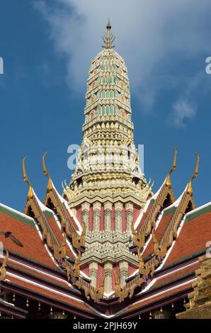 Prang riccamente intagliato, Pantheon reale, Tempio del Buddha di Smeraldo, Grand Palace, Bangkok, Thailandia Foto Stock