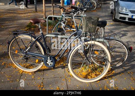 Hannover, Germania - 14 ottobre 2022. Biciclette parcheggiate nella città di Hannover in autunno Foto Stock