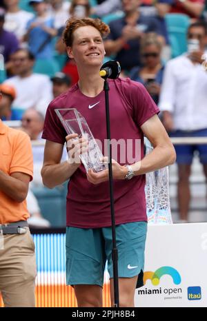 Miami, Stati Uniti d'America. 02nd Apr, 2023. MIAMI GARDENS, FLORIDA - 02 APRILE: Jannik Sinner of Italy posa con i suoi trofei durante la finale maschile del Miami Open all'Hard Rock Stadium il 02 aprile 2023 a Miami Gardens, Florida (Foto di Alberto E. Tamargo/Sipa USA) Credit: Sipa USA/Alamy Live News Foto Stock