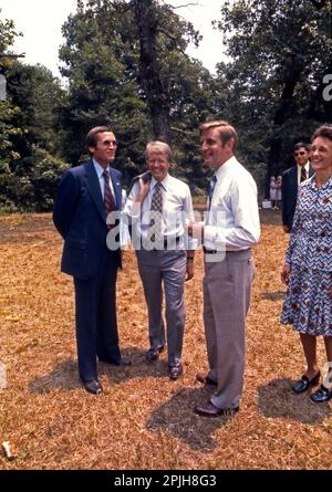 Dopo una domenica servizio di chiesa in pianura, Georgia il presidente Jimmy Carter, Vice Presidente Walter Mondale e moglie Joan parla con noi servizio segreto agente Charles Zboril (sinistra) del carter di protezione di piombo agente. Zboril era un giovane agente pianificato per essere sul retro del Presidente John F. Kennedy limousine su il giorno in cui è stato assassinato a Dallas, Texas.- per la licenza di questa immagine, fare clic sul carrello di seguito - Foto Stock