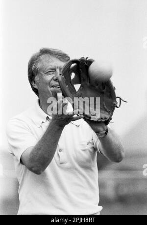 Jimmy Carter gioca a softball nella sua città natale di pianura, Georgia. Carter è stato lanciatore e capitano della squadra che era composta da off duty U.S. Agenti dei servizi segreti e la Casa Bianca il personale. La squadra avversaria era composta da membri della Casa Bianca che viaggiano premere e capitanata da Billy Carter, presidente del fratello. - Per la licenza di questa immagine, fare clic sul carrello di seguito - Foto Stock