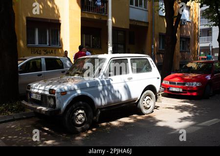 Lada parcheggiata per le strade in Serbia Foto Stock