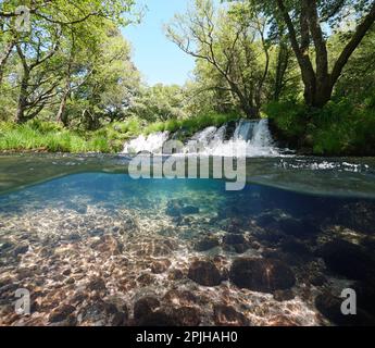 Piccola cascata su un fiume, sopra e sotto la superficie dell'acqua, vista su due livelli, Spagna, Galizia, Rio Verdugo Foto Stock
