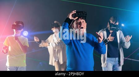 Stupito nonno nel VR club Foto Stock