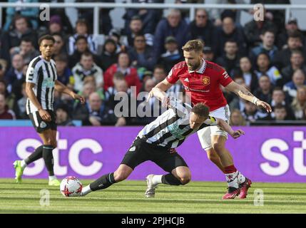 2nd aprile 2023; St James' Park, Newcastle, Inghilterra: Premier League Football, Newcastle United contro Manchester United; Sean Longstaff del Newcastle United è imbrattato da Luke Shaw del Manchester United Foto Stock