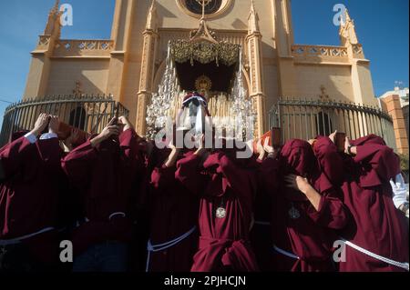 2 aprile 2023, Malaga, Spagna: I Penitenti di fratellanza 'Salud' sono visti portare un trono della Vergine Maria fuori di una chiesa mentre prendono parte alla processione durante le celebrazioni della settimana Santa. Migliaia di persone celebrano la settimana Santa in attesa di vedere le confraternite e le processioni pasquali sulle strade della città. La settimana Santa in Andalusia, che riunisce migliaia di devoti e fedeli, è considerata una delle più importanti celebrazioni religiose e culturali della regione. (Credit Image: © Jesus Merida/SOPA Images via ZUMA Press Wire) SOLO PER USO EDITORIALE! Non per gli Stati Uniti commerciali Foto Stock