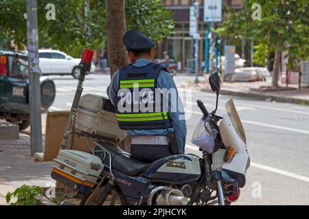 Phnom Penh, Cambogia - 26 2018 agosto: Poliziotto in giubbotto bulletproof sedersi sulla sua moto. Foto Stock