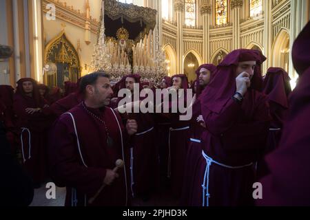 Malaga, Spagna. 2nd Apr, 2023. I penitenti della fraternità 'Salud' sono visti in attesa all'interno di una chiesa prima di prendere parte alla processione durante le celebrazioni della settimana Santa. Migliaia di persone celebrano la settimana Santa in attesa di vedere le confraternite e le processioni pasquali sulle strade della città. La settimana Santa in Andalusia, che riunisce migliaia di devoti e fedeli, è considerata una delle più importanti celebrazioni religiose e culturali della regione. (Credit Image: © Jesus Merida/SOPA Images via ZUMA Press Wire) SOLO PER USO EDITORIALE! Non per USO commerciale! Foto Stock