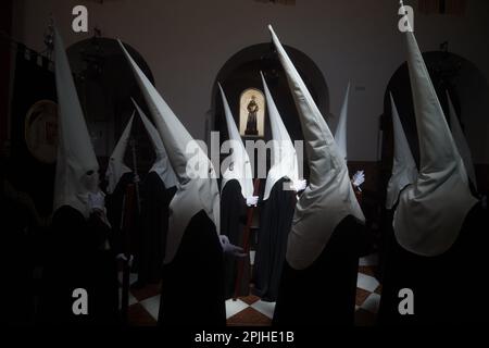 2 aprile 2023, Malaga, Spagna: I Penitenti della fratellanza Dulce Nombre che tengono le candele dell'altare aspettano in una coda all'interno di una chiesa prima di prendere parte alla processione durante le celebrazioni della settimana Santa. Migliaia di persone celebrano la settimana Santa in attesa di vedere le confraternite e le processioni pasquali sulle strade della città. La settimana Santa in Andalusia, che riunisce migliaia di devoti e fedeli, è considerata una delle più importanti celebrazioni religiose e culturali della regione. (Credit Image: © Jesus Merida/SOPA Images via ZUMA Press Wire) SOLO PER USO EDITORIALE! Non per USAG commerciale Foto Stock