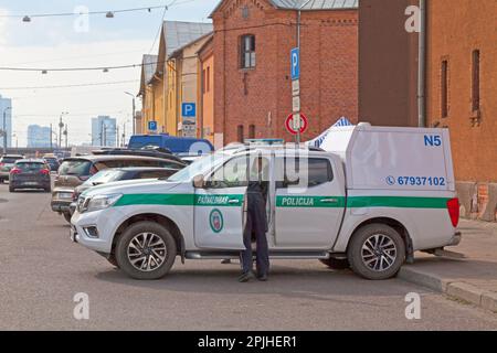 Riga, Lettonia - 14 2019 giugno: Camion pick-up della polizia municipale di riga (Rīgas pašvaldības policija) parcheggiato in una strada. Foto Stock