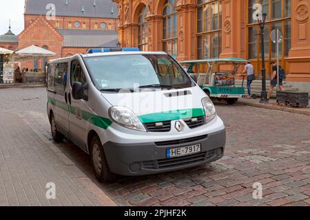 Riga, Lettonia - Giugno 14 2019: Van della polizia municipale di riga (Rīgas pašvaldības policija) parcheggiato in una strada. Foto Stock