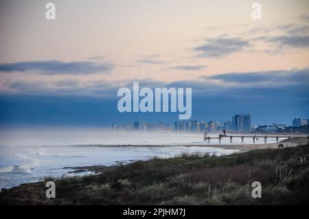 Punta del Este al tramonto, circondata dalla nebbia oceanica, vista da la barra Foto Stock