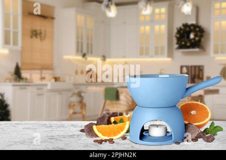 Fonduta con cioccolato e frutta sul tavolo in cucina. Spazio per il testo Foto Stock