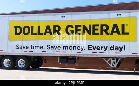 Un rimorchio per il Dollar General Store parcheggiato accanto all'edificio di Swissvale, Pennsylvania, USA Foto Stock