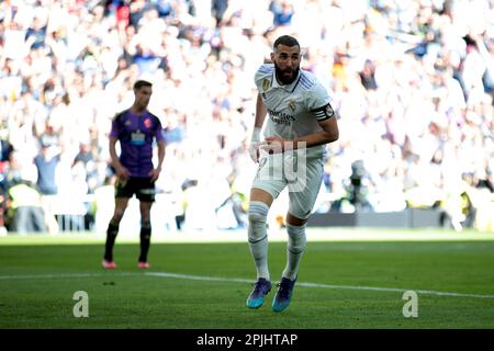 Madrid, Spagna. 02nd Apr, 2023. Madrid, Spagna; 02.04.2023.- Karim Benzema celebra il primo dei suoi tre obiettivi. Real Madrid vs Real Valladolid partita della Lega di calcio spagnola il giorno 27 della stagione 2022-2023 che si tiene allo stadio Santiago Bernabeu nella capitale del Regno di Spagna. Punteggio finale 6-0 gol segnati da Rodrygo Goes 22  Karim Benzema 22  36  39  Marco Asensio 73  Lucas Vázquez 90 1  Credit: Juan Carlos Rojas/dpa/Alamy Live News Foto Stock