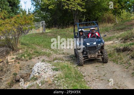 Guida avventurosa di moto ATV. Un uomo guida un quad su strade pericolose Foto Stock