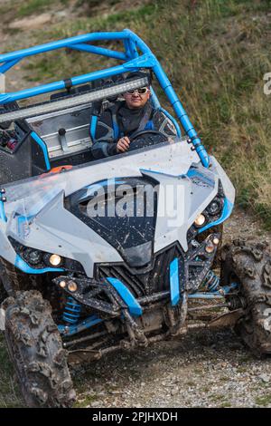 Guida avventurosa di moto ATV. Un uomo guida un quad su strade pericolose Foto Stock