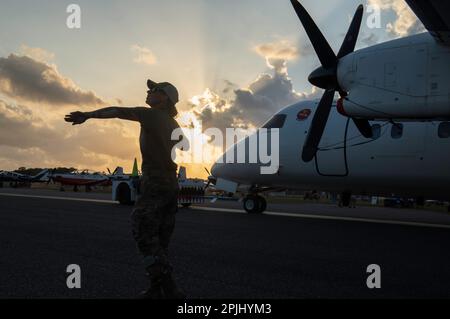 Lakeland, Florida, Stati Uniti. 1st Apr, 2023. L'equipaggio ha ripulito l'asfalto mentre gli aerei sono in taxi durante l'annuale Sun 'n Fun Aerospace Expo, 1 aprile 2023, all'aeroporto internazionale Lakeland Linder di Lakeland, Florida. (Credit Image: © Dominic Gwinn/ZUMA Press Wire) SOLO PER USO EDITORIALE! Non per USO commerciale! Foto Stock