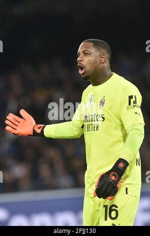 Napoli, Italia. 02nd Apr, 2023. Mike Maigan di AC Milan gesticulates durante la Serie Un match tra SSC Napoli vs AC Milan allo stadio Diego Armando Maradona 02 aprile 2023 a Napols (Photo by Agostino Gemito/Pacific Press) Credit: Pacific Press Media Production Corp./Alamy Live News Foto Stock