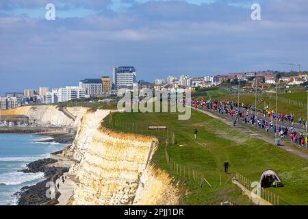 Brighton (Regno Unito), 02/04/2023, nel 4pm oltre 7.000 partecipanti avevano completato l'iconica maratona di Brighton, allietata da folle entusiaste che costeggiano il percorso di 26,2 km. L'evento ha caratterizzato una nuova linea di arrivo ai prati di Hove, che si aggiunge all'emozione dell'evento. All'evento sono stati rappresentati complessivamente 130 enti di beneficenza. È stato organizzato quest'anno da London Marathon Events (LME) per la prima volta Foto Stock