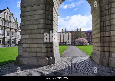 Dublino, Irlanda - Marzo 2023: Trinity College, Università di Dublino, vista del vecchio campus centrale Foto Stock