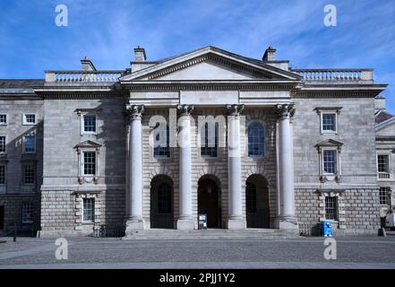 Dublino, Irlanda - Marzo 2023: Trinity College, Università di Dublino, edificio in stile classico Foto Stock