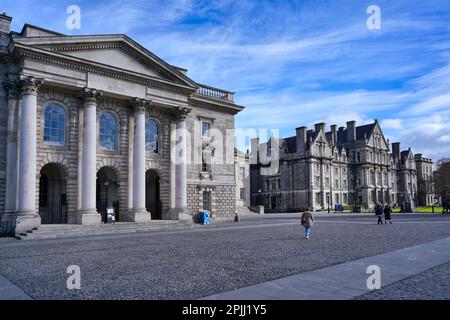 Dublino, Irlanda - Marzo 2023: Trinity College, Università di Dublino, vista del vecchio campus centrale Foto Stock