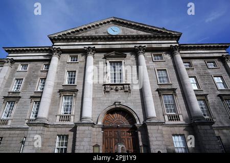 Dublino, Irlanda - Marzo 2023: Trinity College, Università di Dublino, facciata della Regent House con ingresso frontale al vecchio campus centrale Foto Stock