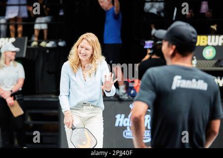 Hollywood, Florida, Stati Uniti. 2nd aprile 2023: Leggende del tennis Stefanie Graf durante le partite di Pickleball per $1M in borsa all'Hard Rock Live Foto Stock