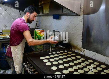 Damasco, Siria. 2nd Apr, 2023. Uno chef produce dolci tradizionali noti come 'Qatayef' durante il mese santo del Ramadan a Damasco, Siria, il 2 aprile 2023. Credit: Ammar Safarjalani/Xinhua/Alamy Live News Foto Stock